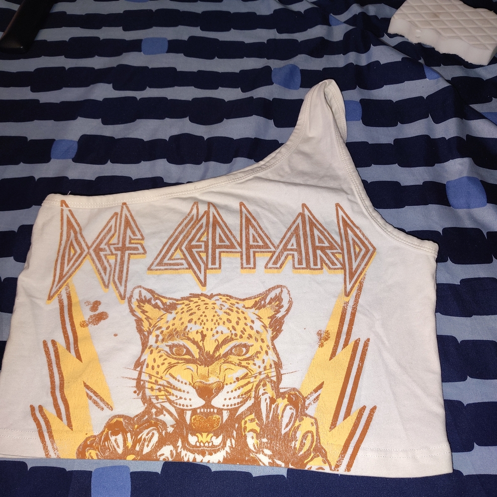 Def Leppard Women's Graphic One-Shoulder Tank Top - White and Gold